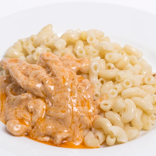 Курица по-строгановски с гарниром на выбор