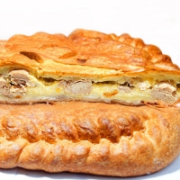 Слоеный пирог с курицей и сыром