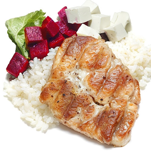 Бранч с курицей, рисом и свеклой.