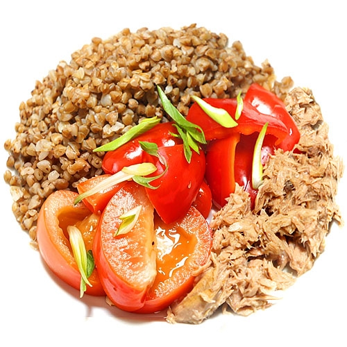 Бранч с тунцом, гречкой и овощами