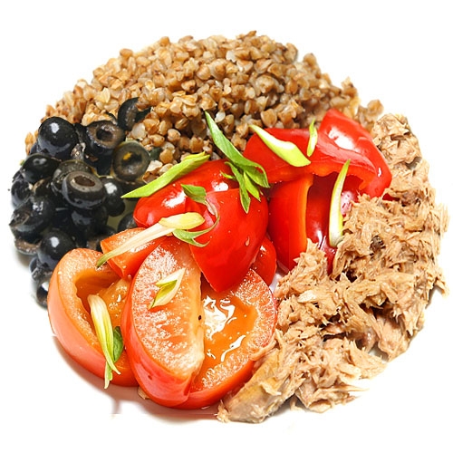 Бранч с тунцом, гречкой и овощами