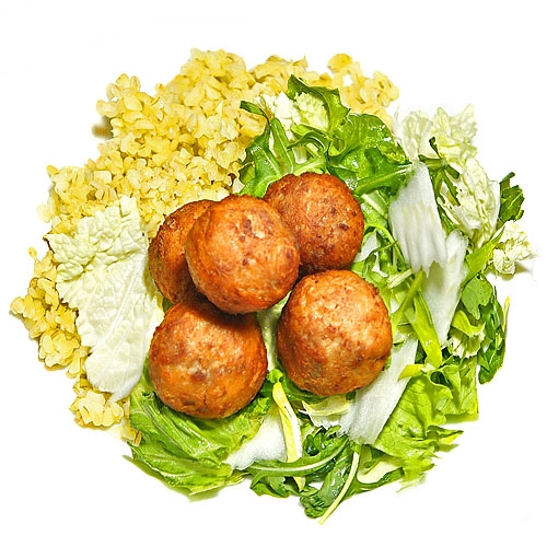 Бранч с фрикадельками, булгуром и овощами