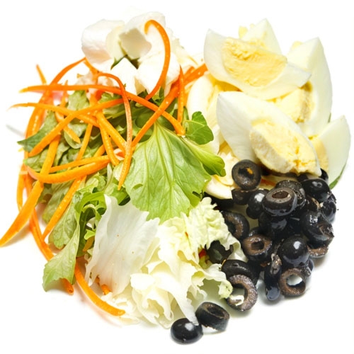 Бранч с яйцом, овощами и сыром фета