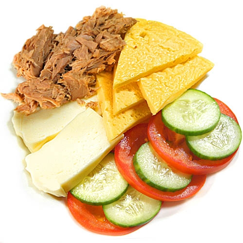 Бранч с тунцом, омлетом и сулугуни