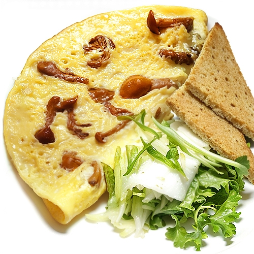 Бранч из омлета с опятами и овощами