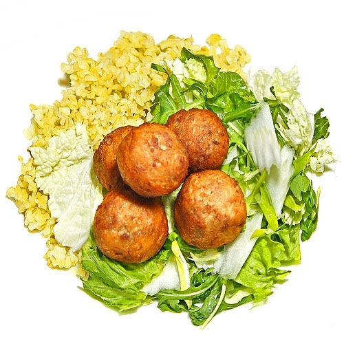 Бранч с фрикадельками, булгуром и овощами