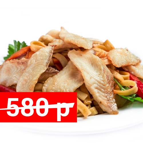 Лапша с белой рыбой, овощами и карри
