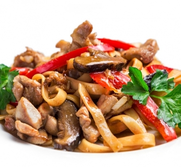 Лапша с курицей, овощами и карри