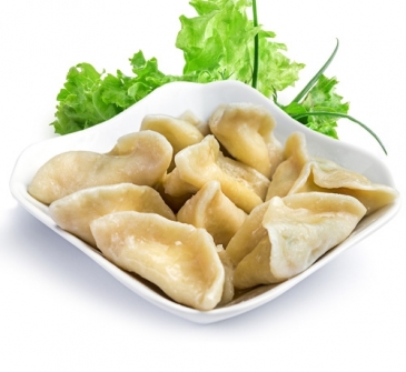 Отварные вареники с сыром и зеленым луком, со сметаной