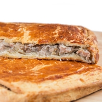 Слоеный пирог с курицей, сыром и грибами Слоеный пирог с курицей, сыром и грибами