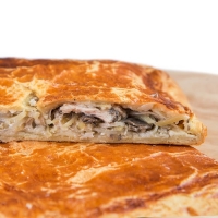 Слоеный пирог с курицей, картофелем и грибами Слоеный пирог с курицей, картофелем и грибами